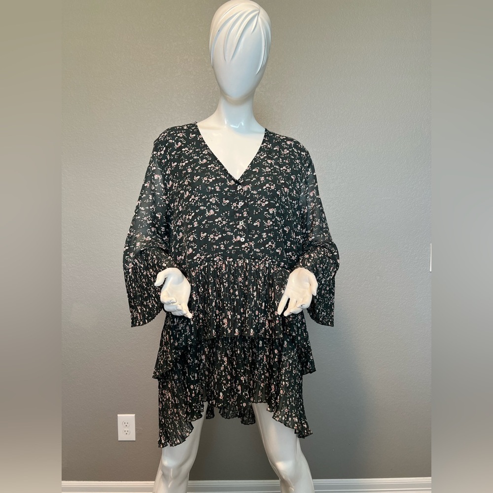 Suzanne Betro Tunic Green Floral Pleated Size 2X